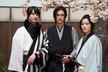 左から前田拳太郎、簡秀吉、奥智哉。