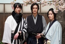 左から前田拳太郎、簡秀吉、奥智哉。