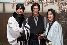 左から前田拳太郎、簡秀吉、奥智哉。