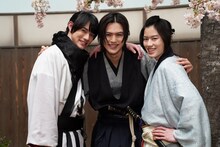 左から前田拳太郎、簡秀吉、奥智哉。