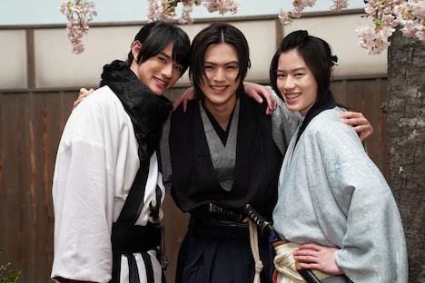 左から前田拳太郎、簡秀吉、奥智哉。