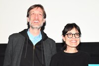 左からセバスチャン・ローデンバック、キアラ・マルタ。