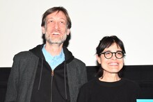 左からセバスチャン・ローデンバック、キアラ・マルタ。