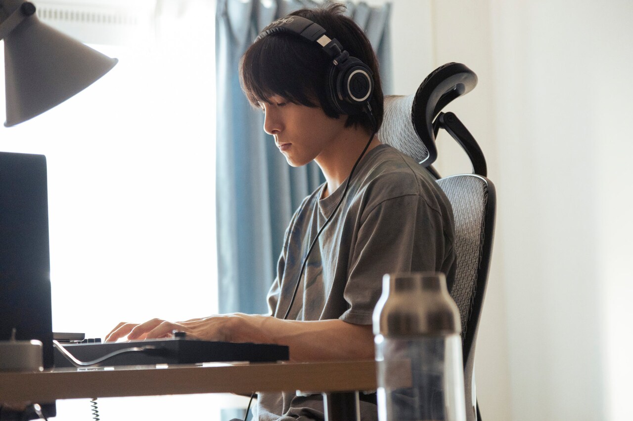 JO1川西拓実×桜田ひより「バジーノイズ」新写真解禁、バンド・AZURの姿も