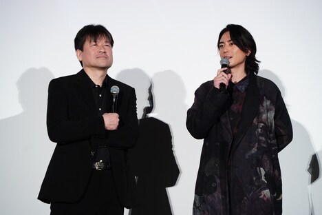 左から佐藤二朗、間宮祥太朗。