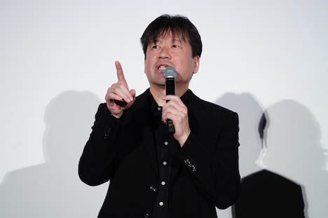 客席に「二朗」と書かれた応援グッズを探す佐藤二朗。