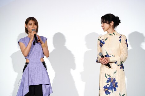 左から瀧本美織、斉藤由貴。