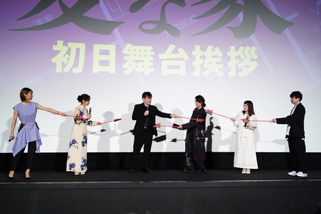 「変な人」と思う人を指す登壇陣。