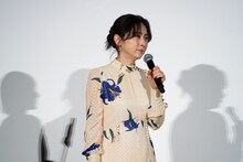 Most Valuable HENの称号を与えられ、遠くを見つめる斉藤由貴。