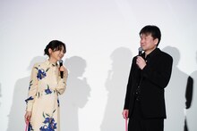 Most Valuable HEN（MVH）の称号を獲得した斉藤由貴（左）と佐藤二朗（右）。