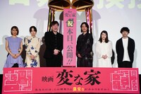 映画「変な家」初日舞台挨拶の様子。左から瀧本美織、斉藤由貴、佐藤二朗、間宮祥太朗、川栄李奈、石川淳一。