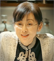 鈴木玲子役の斉藤由貴。