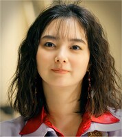 殿内弥生役の新川優愛。