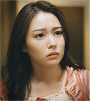 広重淳子役の桜井日奈子。