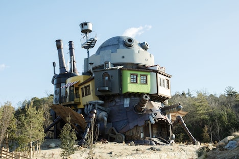 「魔女の谷」にある「ハウルの城」。