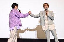 左から綱啓永、宮世琉弥。