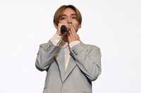 “全力投げキッス”をする宮世琉弥。