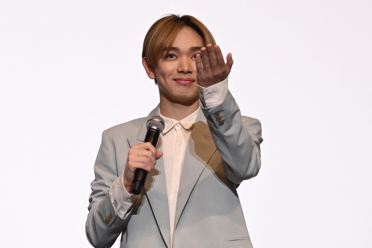 “全力投げキッス”をする宮世琉弥。