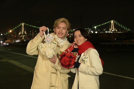 「マルス-ゼロの革命-」の撮影を終えて、オオカミをモチーフにした花束を受け取った道枝駿佑(左)、板垣李光人(右)。