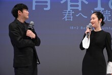 藤井道人（左）と黒木華（右）。