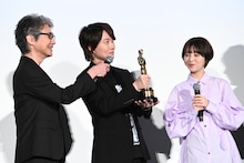 左から吉岡秀隆、神木隆之介、浜辺美波。