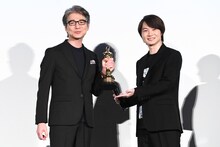 左から吉岡秀隆、神木隆之介。