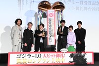 「ゴジラ-1.0」アカデミー賞受賞記念大ヒット御礼舞台挨拶の様子。左から青木崇高、吉岡秀隆、神木隆之介、山崎貴、浜辺美波、佐々木蔵之介。