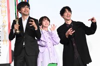 左から山崎貴、浜辺美波、佐々木蔵之介。