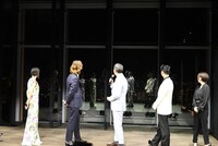 夜景を眺めるキャストたち。