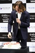 イチゴに手を伸ばすアンセル・エルゴート。