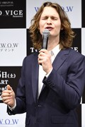 イチゴのおいしさを表現するアンセル・エルゴート。