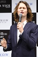 イチゴのおいしさを表現するアンセル・エルゴート。