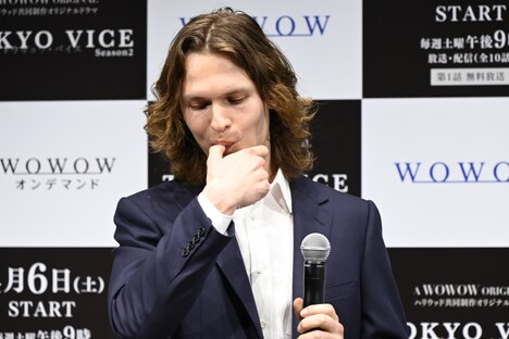 つまみ食いをしたあとのアンセル・エルゴート。