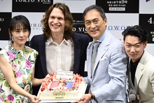 左から菊地凛子、アンセル・エルゴート、渡辺謙、笠松将。