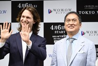 左からアンセル・エルゴート、渡辺謙。