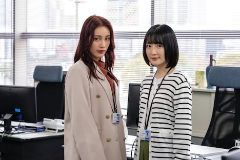 左から深瀬のぞみ役の中村ゆりか、浅見ほのか役の生駒里奈。