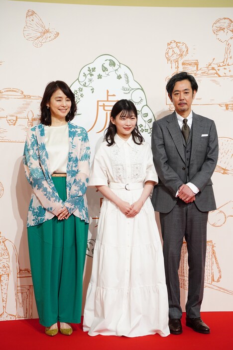左から石田ゆり子、伊藤沙莉、岡部たかし。