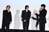 山田智和（左）の口癖に思わずツッコミを入れる佐藤健（右）。