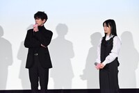 左から佐藤健、森七菜。