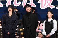 「四月になれば彼女は」初日舞台挨拶の様子。左から長澤まさみ、佐藤健、森七菜。