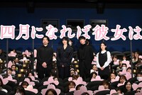 「四月になれば彼女は」初日舞台挨拶の様子。左から山田智和、長澤まさみ、佐藤健、森七菜。