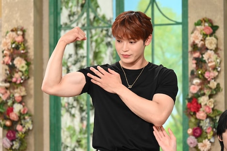 肉体美を披露する與那城奨。