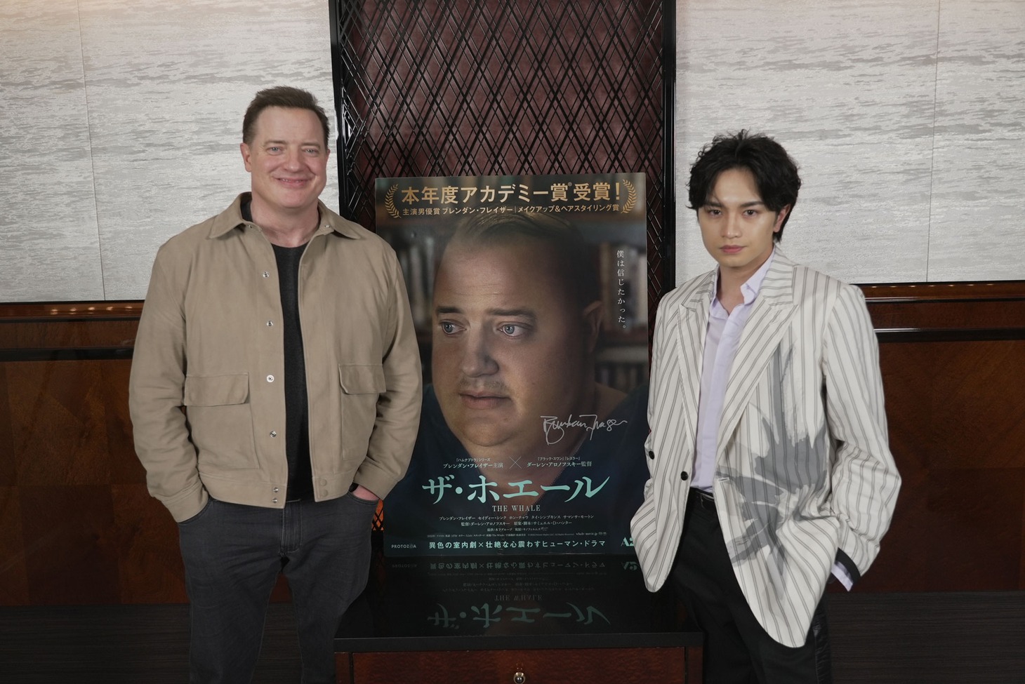 中島健人（右）が特に印象的だという、ブレンダン・フレイザーとのツーショット。