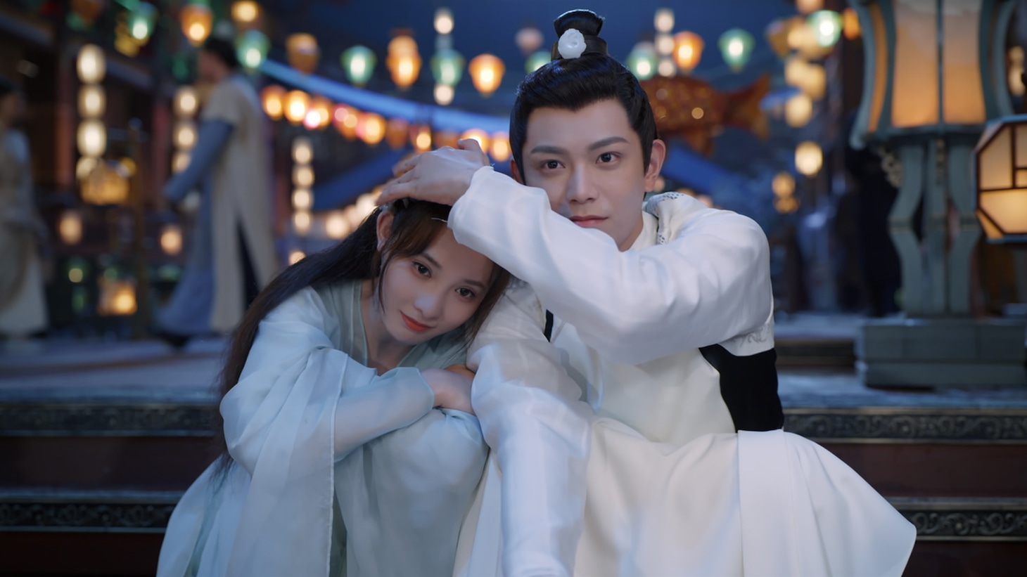 中国ドラマ「今宵、若様は恋におちる」より、左からポン・シャオラン（彭小苒）演じる聶桑榆（じょうそうゆ）、ディン・ユーシー（丁禹兮）演じる寧鈺軒（ねいぎょくけん）。