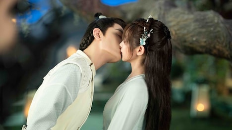 中国ドラマ「今宵、若様は恋におちる」より、キスする寧鈺軒(ねいぎょくけん)と聶桑榆(じょうそうゆ)。
