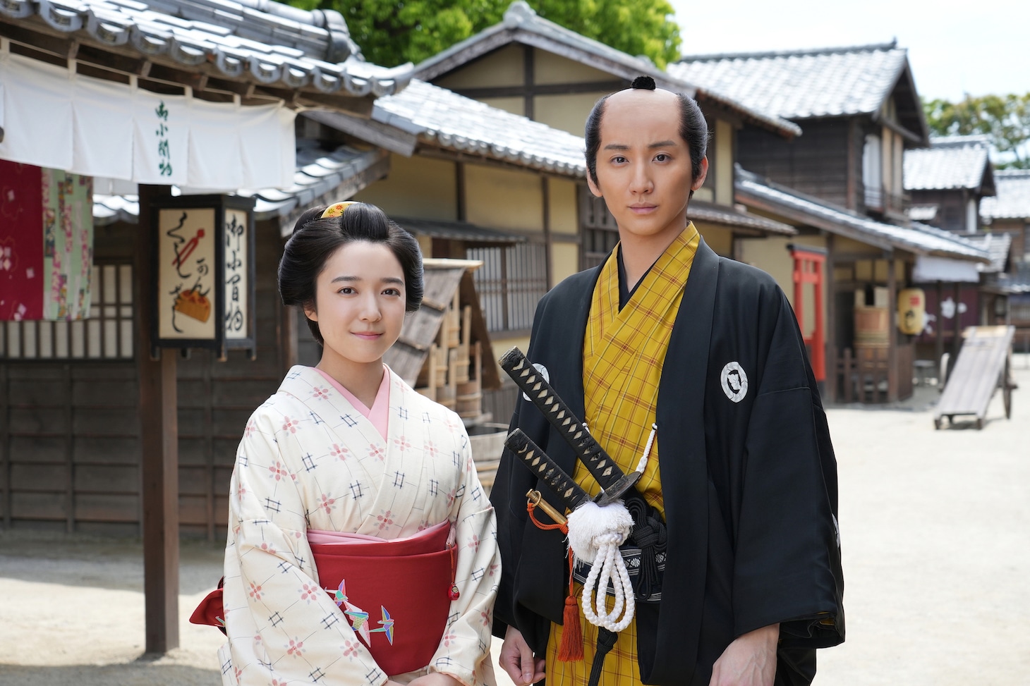 テレビ朝日ドラマプレミアム「霊験お初～震える岩～」より、上白石萌音演じるお初（左）と京本大我演じる古沢右京之介（右）。