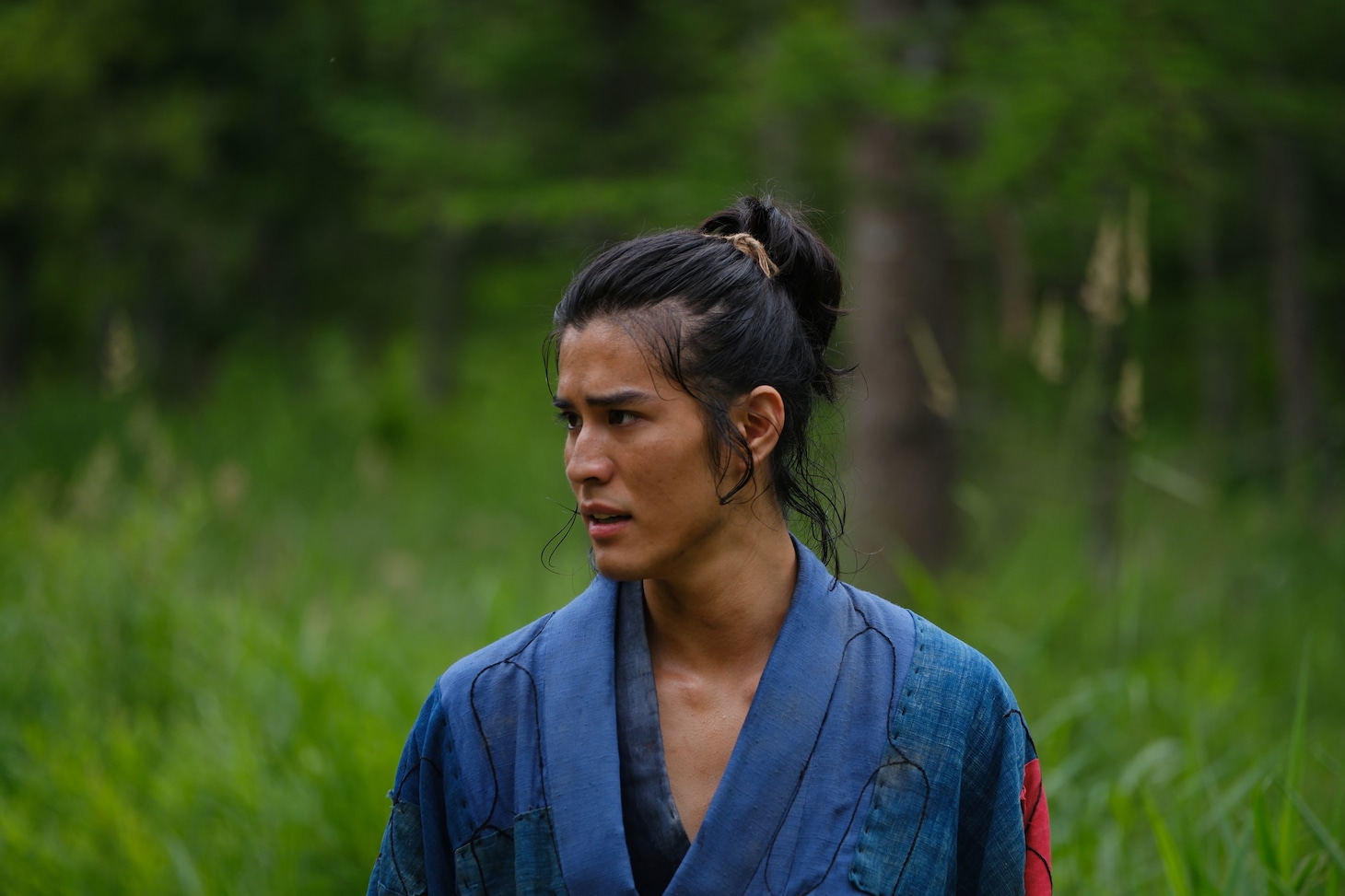映画「シサㇺ」より、寛一郎演じる孝二郎。
