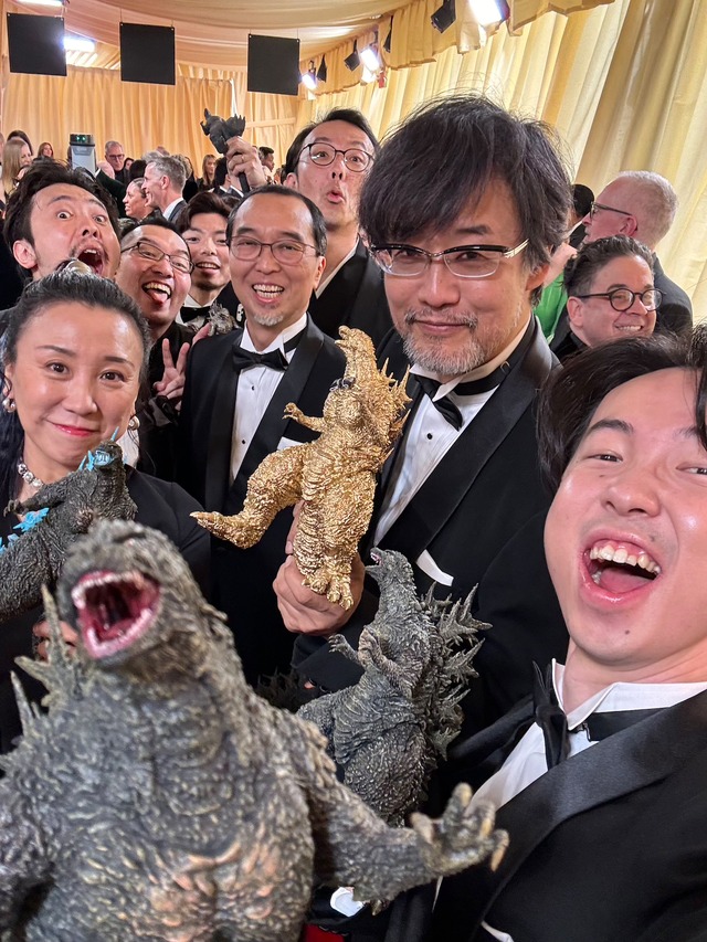 右手前から野島達司、山崎貴。白組スタッフたちの記念写真。