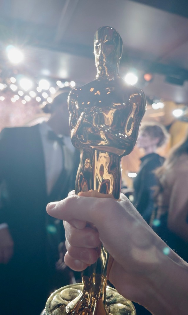 野島達司が受け取ったオスカー像。