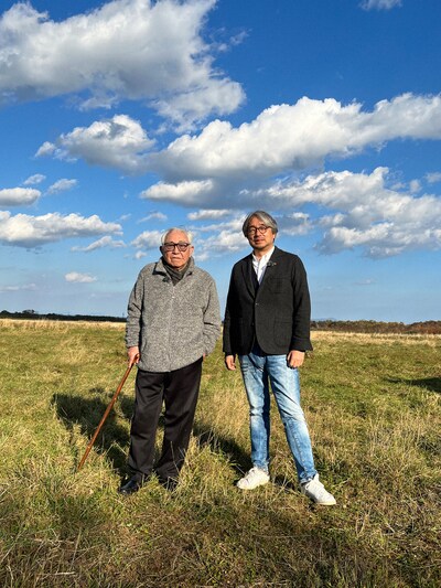 「倉本聰、富良野にて～創～」より。左から倉本聰、小山薫堂。